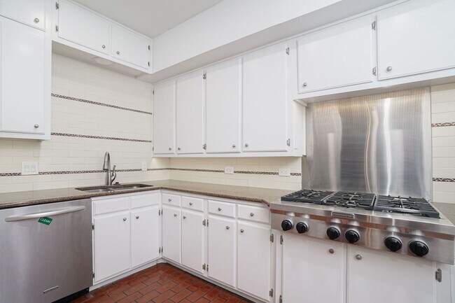 Building Photo - Luxury 4-Bedroom Home with 3,400+ Sq Ft in Prime San Antonio Location