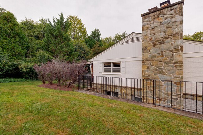 Building Photo - Furnished, Detached Home in Bethesda Alta ...