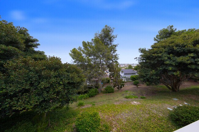 Building Photo - 2 Bedroom condo - Biking distance to the beach
