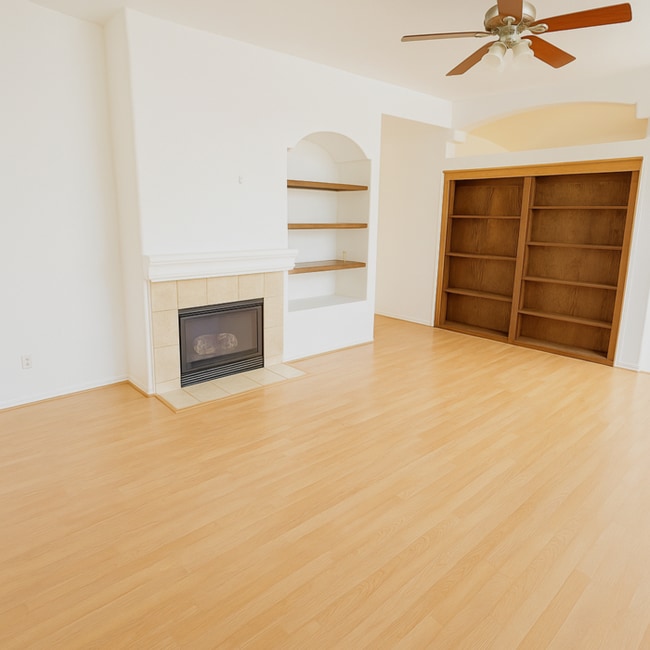 Building Photo - Stylish 4-Bedroom Home Near Red Hawk Golf ...