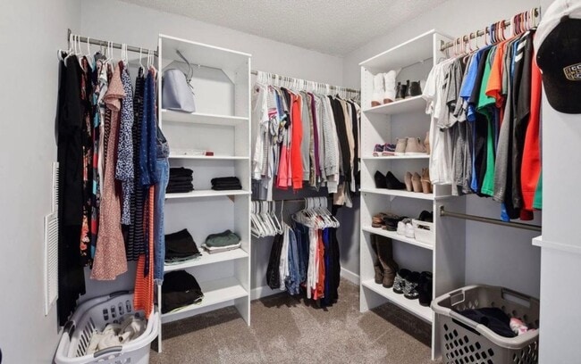 Building Photo - Beautiful Remodeled 5 Bedroom