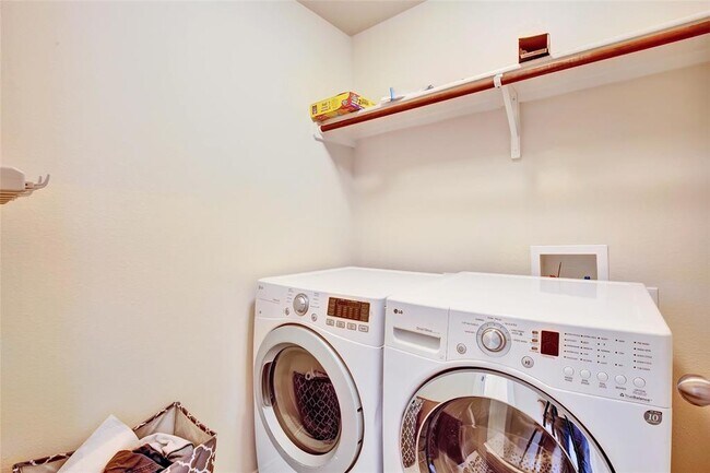 Building Photo - 356 Housefinch Loop