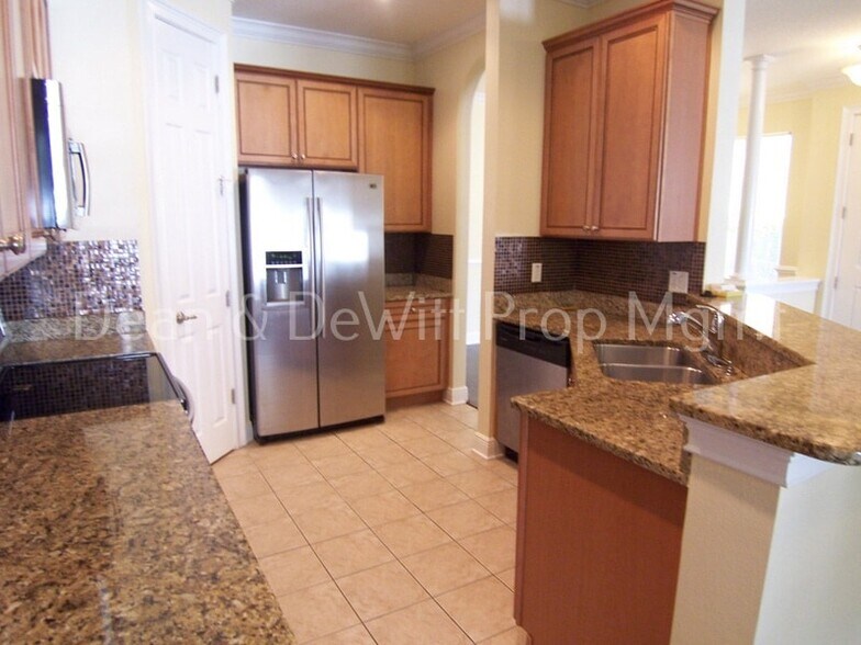 Building Photo - 3 Bed/3 Bath