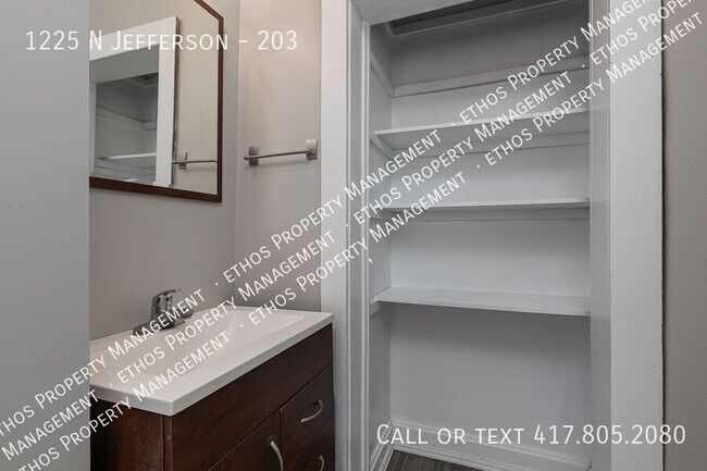 Building Photo - 1225 N Jefferson-203
