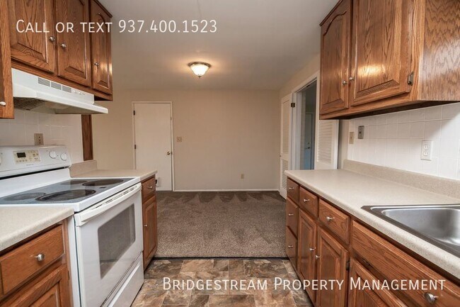 Building Photo - 3 bedroom, 1.5 bath ranch home with shed a...