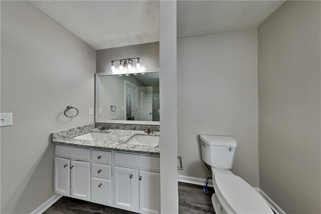Building Photo - 565 Pine Valley Dr