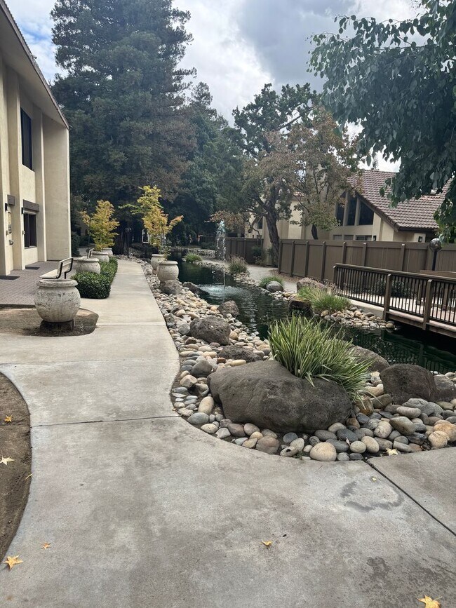 Building Photo - 1 Bed/1 Bath in Gated Community Condo