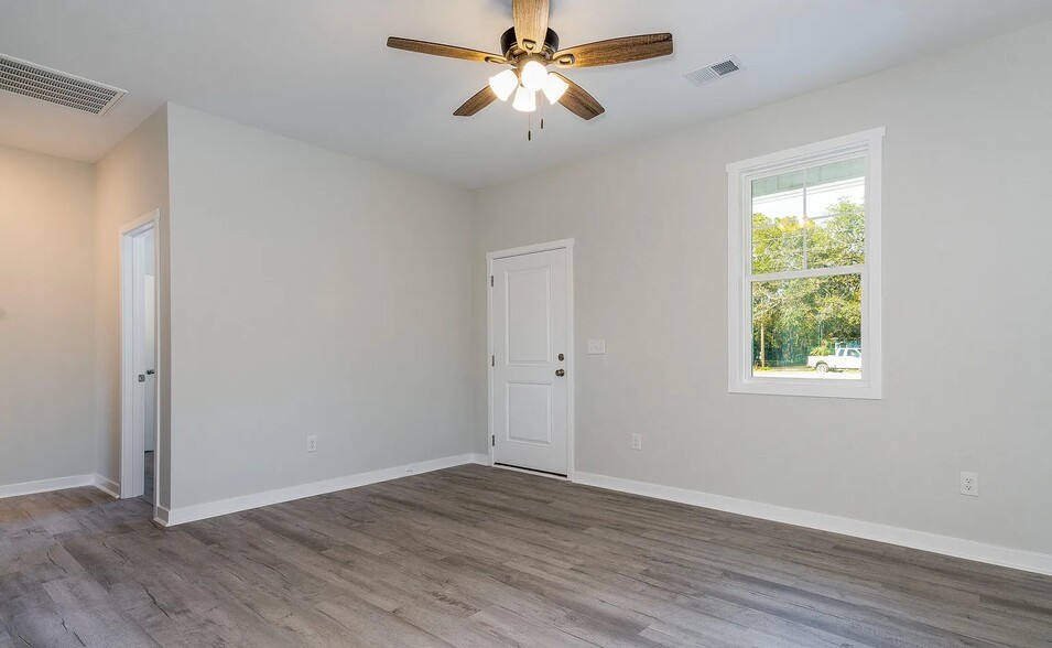 Livingroom - 9105 Beach Dr SW