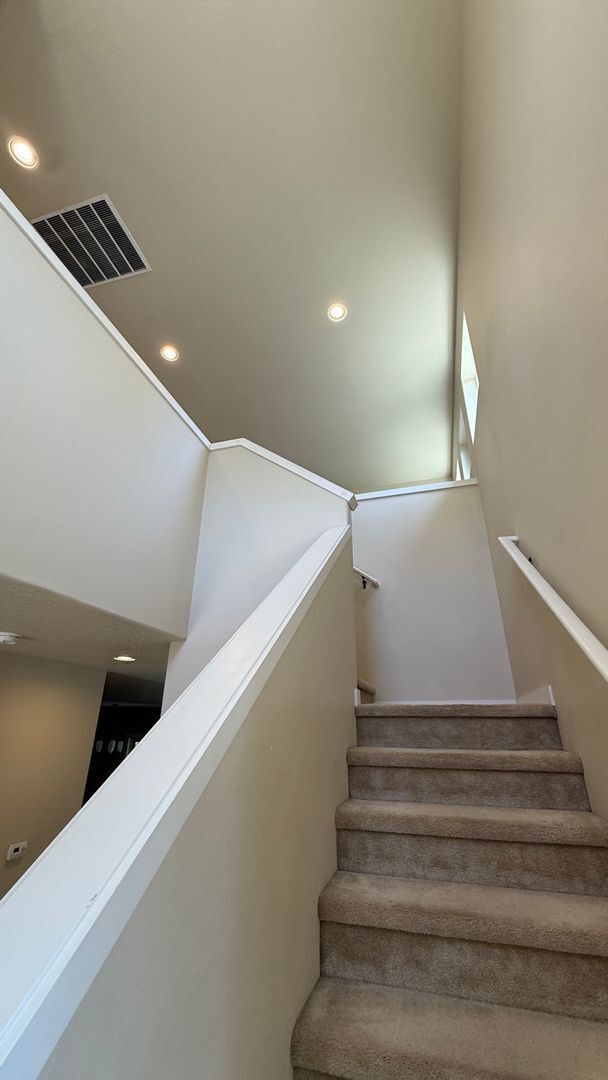 Building Photo - Beautiful 4-Bedroom Home for Lease in the ...