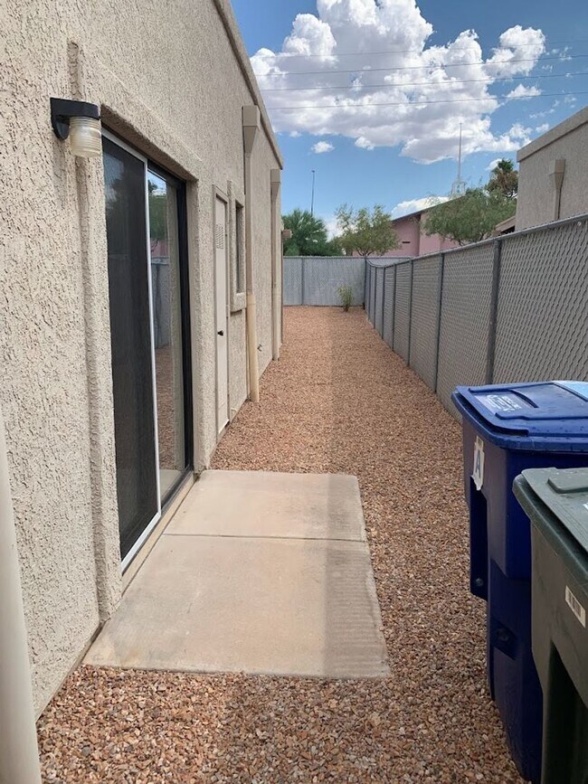 Building Photo - 9110 E Esperanza Dr