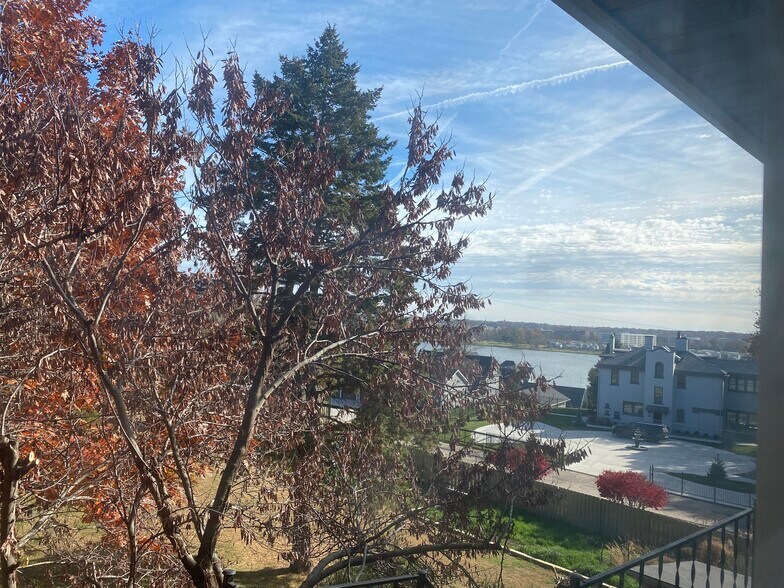 Building Photo - 1207 E 9th St