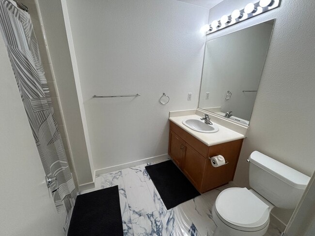 Building Photo - $1,000 OFF FIRST MONTH'S RENT!! Spacious 3 bedroom / 2.5 Bath Apartment in Emeryville, CA.