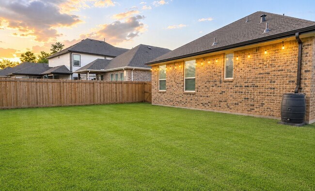 Building Photo - 15520 Maple