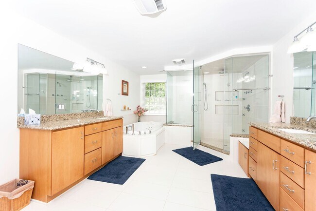 Building Photo - Luxurious Spacious and Bright , Gorgeous P...