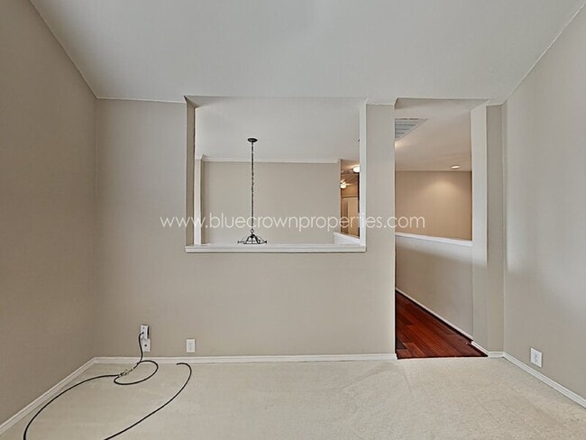 Building Photo - 2440 Kingsley Dr