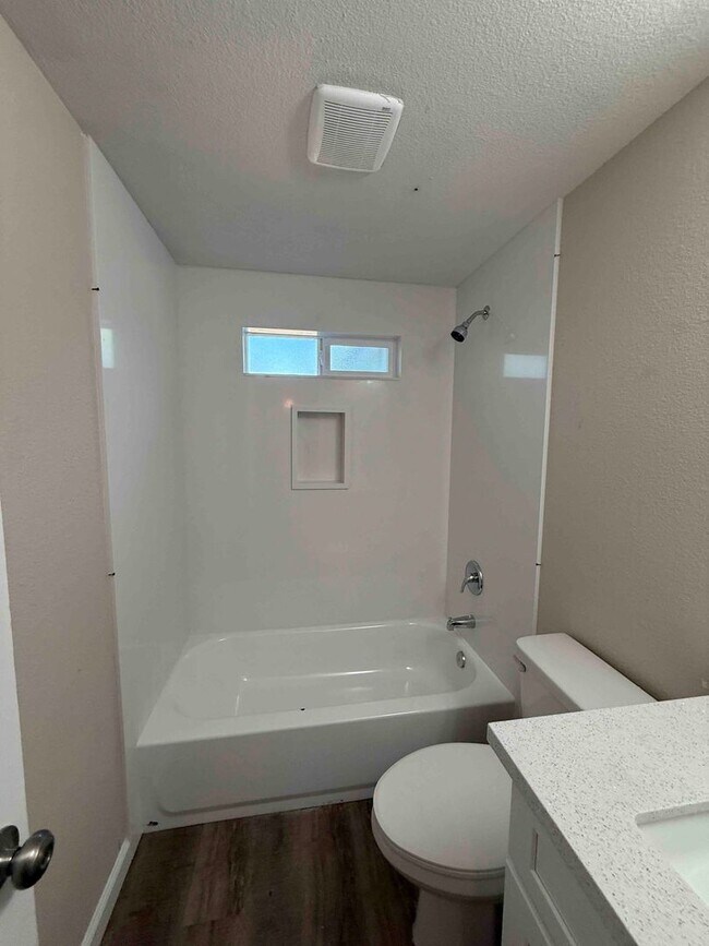 Building Photo - 3 Bed Home