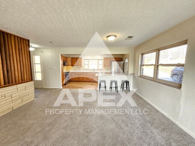 Building Photo - Spacious 4Bd – 2Ba Tri-Level Brick Home in North Knoxville!