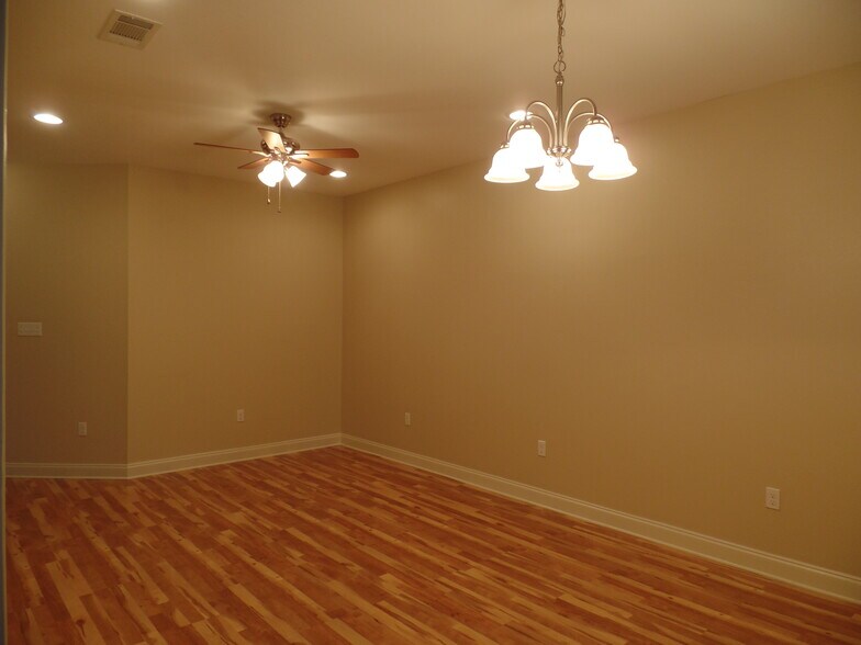 Building Photo - 205 Bella Sera Ln