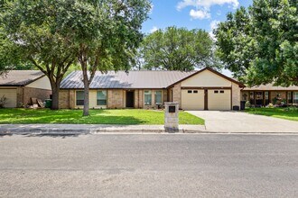 Building Photo - Charming Home Awaits: Spacious & Modern Living in a Prime Location