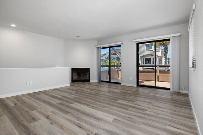 Building Photo - Mission Beach. 3 bedroom, 2.5 bath, 2 car garage,