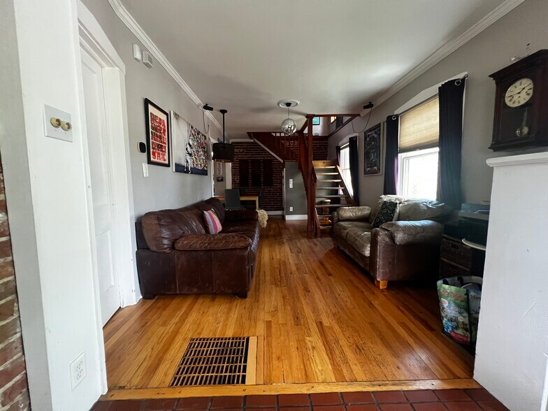 Primary Photo - 715 E 4th Ave
