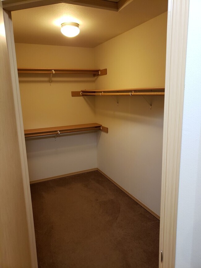 Building Photo - Gem Heights Spaciousness