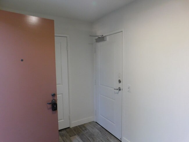 Building Photo - Beautiful Tri Level 2 Bed 2.5 Bath Single ...