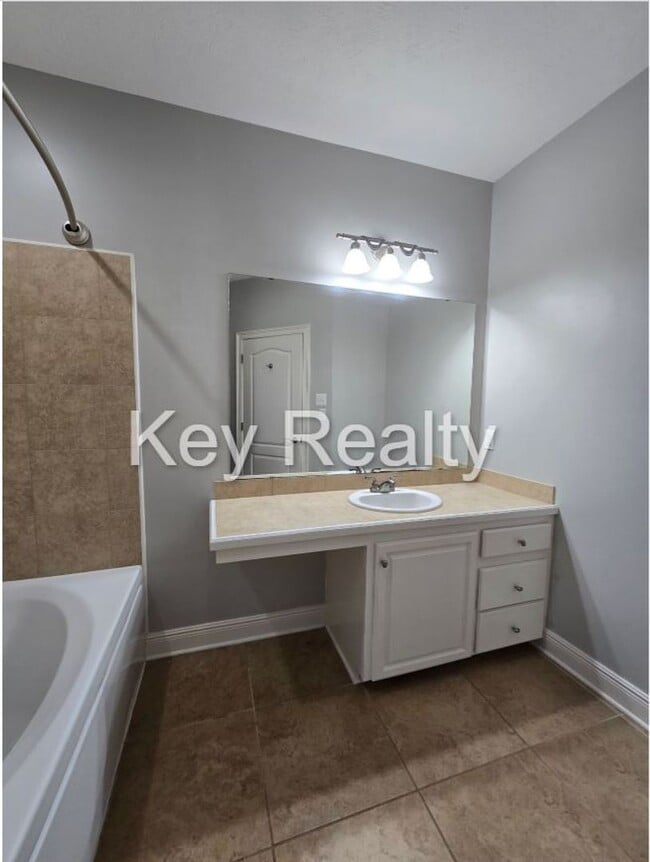 Building Photo - ****6140 Rachelle - Townhome, off Twin Bri...