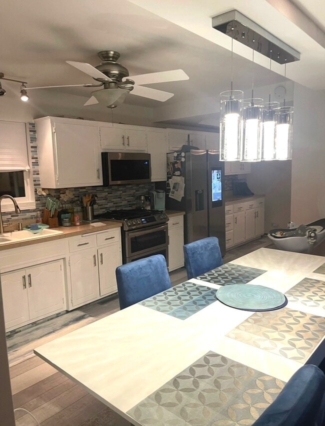 Building Photo - 7825 Banks St