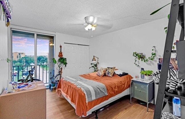 Building Photo - 9240 Fontainebleau Blvd