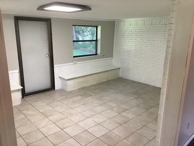 Building Photo - 621 Mink Dr