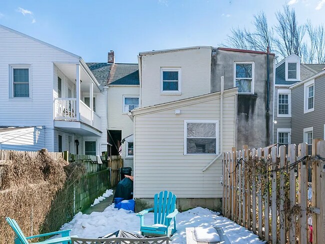 Building Photo - Updated 4 Bed 2 Bath Townhouse in Lancaster City!