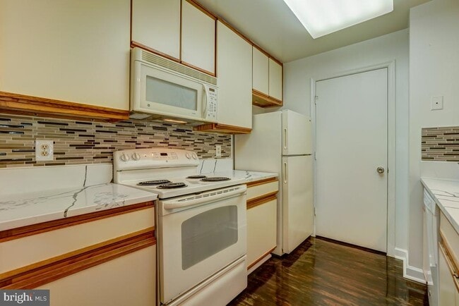 Building Photo - 3301 Sir Thomas Dr