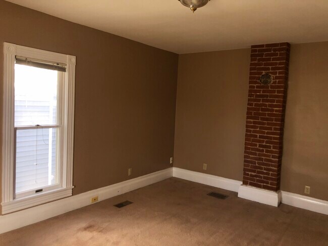 Building Photo - 639 Cherry St