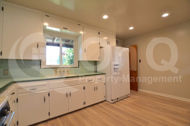 Building Photo - 1930 E Solano Dr