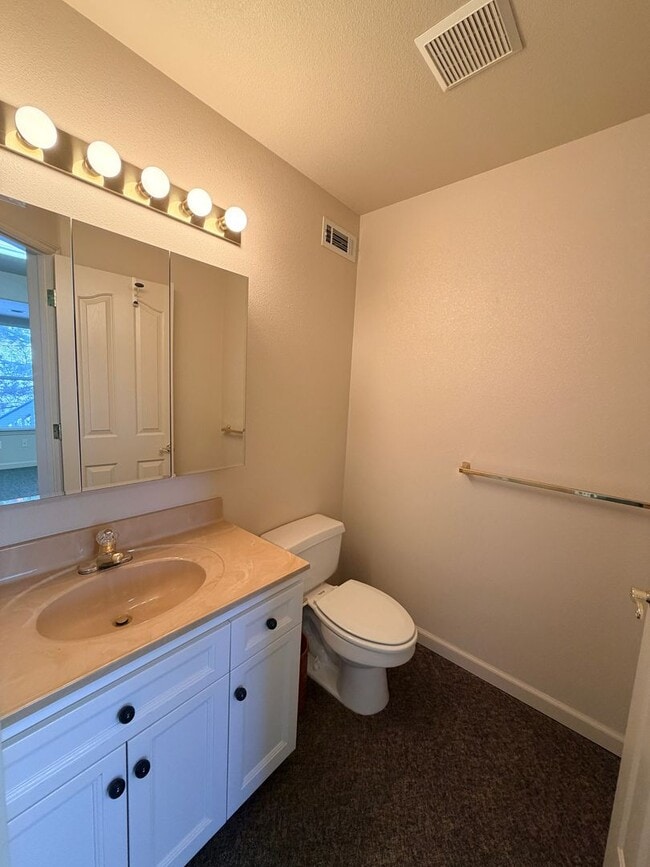 Building Photo - Beautiful Lakefront Home in the Vineyard! 55+ community