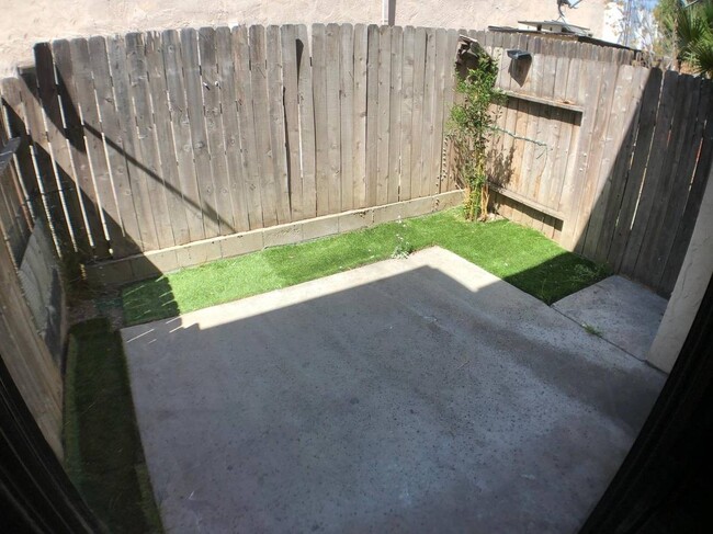 Building Photo - Remodeled Townhome with Garage and Yard in...