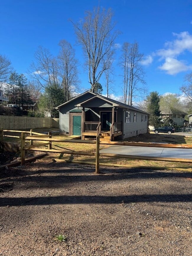 Primary Photo - Black Mountain Rental-Fabulous Location!