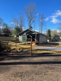 Building Photo - Black Mountain Rental-Fabulous Location!