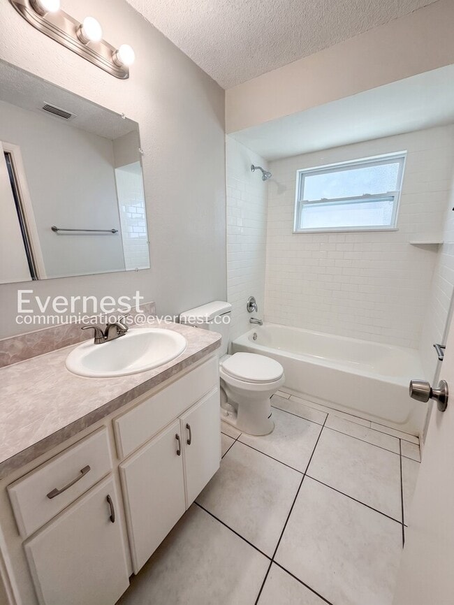 Building Photo - 3 Bed, 2 Bath Home with Spacious Yard and Attached Garage for Rent / Available Soon!