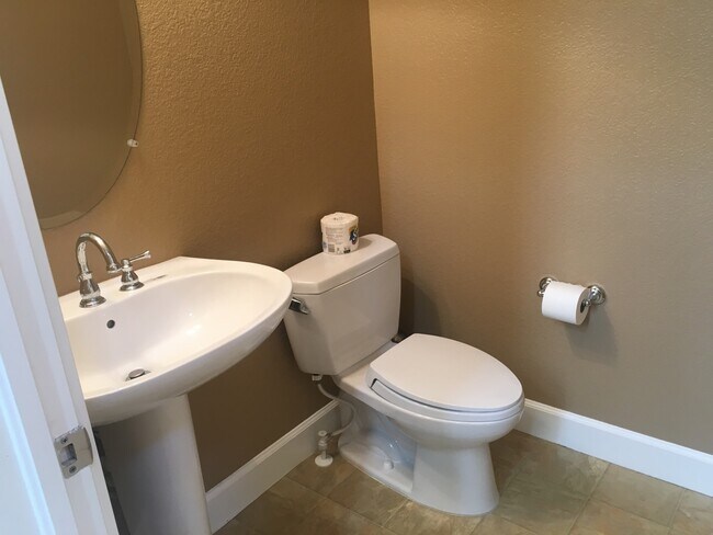 Building Photo - Gorgeous Stapleton Townhome!