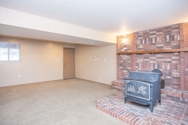 Building Photo - Really Nice 4 bedroom 3 Bath Home on Spacious Lot!