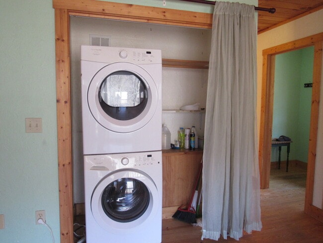 Building Photo - $1,400 - 2 Bedroom / 1 Bath Cabin in Tuckaseegee with Lovely Mountain View