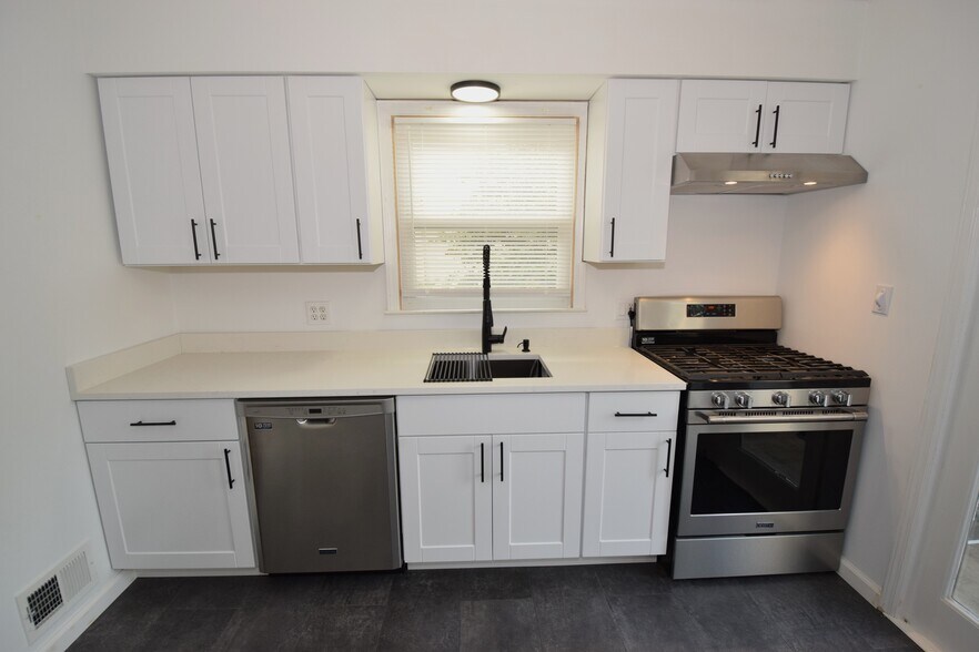 Building Photo - 40 Glaser Ave