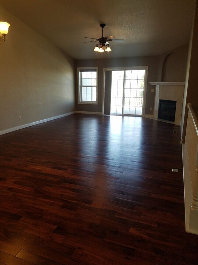 Building Photo - Beautiful Townhouse with Magnificent City Views.