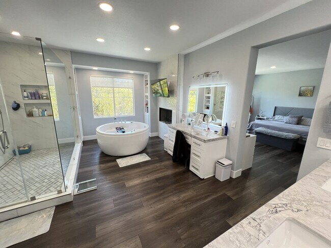 Building Photo - Amazingly Remodeled 4 Bed 4 Bath Luxury Home in North Orange with Solar!