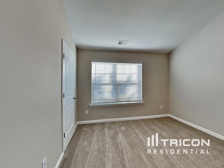 Building Photo - 225 Sableshire Way