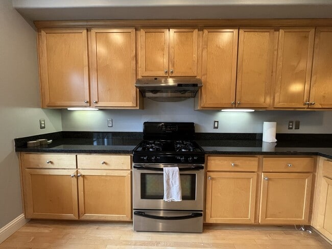 Building Photo - Modern Townhome Near OHSU with 3 Bedrooms Each with Private En-Suite Bath