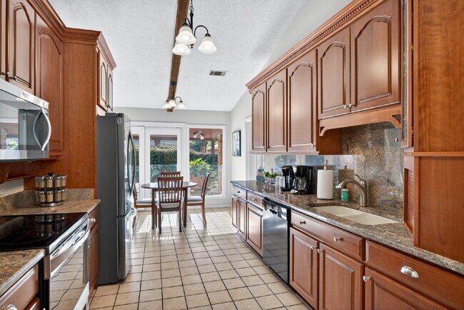 Building Photo - 5 Dorchester Ct