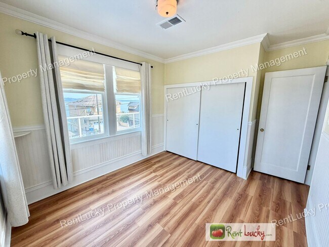 Building Photo - 1612 Markham Ave NE